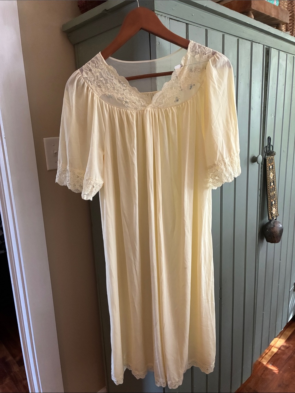 Vintage Shadowline  -Trim Cream Nightdress Chemise